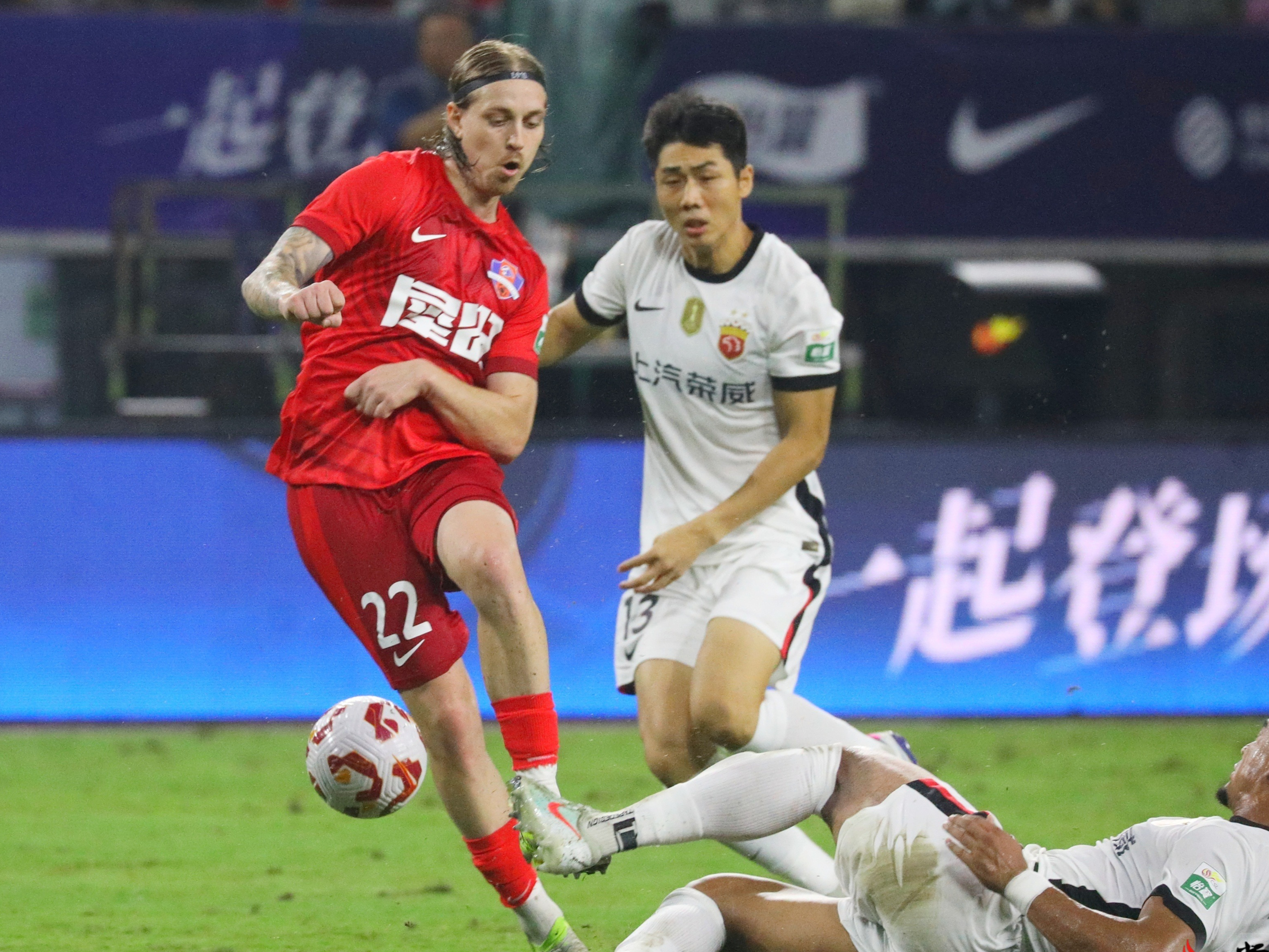 包含赛地聚焦——荷甲集结日热度飙升，曼城门线救险，目标明确，资深球员宣示担当的词条