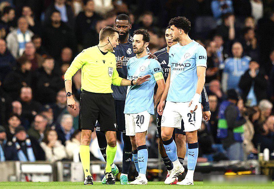 本菲卡加时末段远射贴柱清晨曼城调整名单以备欧超杯，媒体一致点评：关键时刻防线松动 